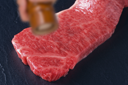 ステーキ肉は常温に戻し、焼く直前に塩・胡椒をして味付けをします。